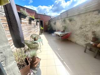 <strong>Woning met 3 slaapkamers en garage te koop in Geluwe<br /><br />Indeling:</strong><br />ruime garage, wasplaats, bureau/ kinderkamer, terras, berging<br />1ste verdiep: ruime living met inbouwcassette en open keuken<br />2de verdiep: 2 slaapkamers en badkamer<br />kelder<br /><br /><strong>pluspunten:</strong>
<ul><li>veel lichtinval</li><li>ingebouwde kasten</li><li>elektriciteit conform</li></ul>
Renovatieplicht