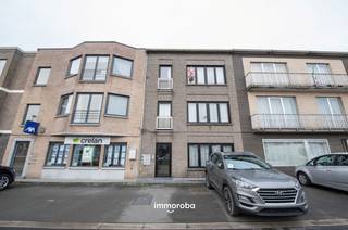 Lichtrijk appartement in het centrum van Zulte! Het appartement heeft volgende indeling: inkom met berging, leefruimte, keuken, recent...