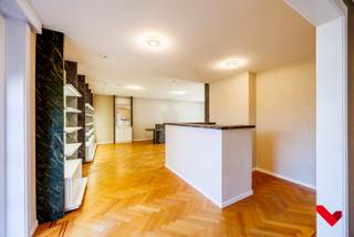 Ontdek deze statige alleenstaande commerciële villa met een royale bruikbare oppervlakte van meer dan 350 m², gelegen op een strategische toplocatie vlak bij de E40 en de invalsweg naar het Haasrode Researchpark.<br /><br />Momenteel stijlvol ingericht als schoonheidsinstituut, maar dankzij de flexibele indeling eenvoudig aan te passen naar zijn oorspronkelijke kantoorfunctie (zie foto's in bijlage), multidisciplinaire praktijk, vrij beroep of andere commerciële doeleinden.<br /><br />✨ Troeven van deze villa:<br />✔ Ruime en lichtrijke ruimtes, ideaal voor een professionele inrichting<br />✔ Grote tuin, perfect voor een groene en rustige werkomgeving<br />✔ Ruime parkeermogelijkheden, zowel vooraan als achteraan voor klanten en medewerkers<br />✔ Snel bereikbaar: op slechts 1 minuut van de afrit E40<br />✔ Verdiep telt 4 afzonderlijke kamers, alleen met ingebouwde kasten en lavabo<br />✔ Volledig onderkelderd (garage, wasplaats, stockage)<br />✔ Ingerichte keuken<br />✔ Airco<br /><br />Zoek je een commerciële ruimte met uitstraling, bereikbaarheid en flexibiliteit? Dan is deze villa de perfecte match!<br /><br />Interesse? Contacteer ons voor meer info of een bezoek op 016 23 21 45 of via info@bvm-vastgoed.be