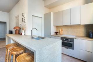 Welkom in het bruisende Zuid, waar licht en comfort samenkomen in dit prachtig gerenoveerde appartement op de eerste verdieping van een kleinschalig gebouw in de Riemstraat. Deze gegeerde buurt staat bekend om haar levendige sfeer, met tal van gezellige cafés, restaurants en trendy boetieks op wandelafstand. Cultuurliefhebbers vinden hun gading in het nabijgelegen KMSKA en galerijen, terwijl ook de vernieuwde Zuidpark en Scheldekaaien zorgen voor ontspanning in de stad.<br /><br />Bij het binnenkomen bevindt zich aan de voorzijde de leefruimte met open keuken en kookeiland, volledig uitgerust met de nodige inbouwtoestellen en alle benodigdheden om meteen comfortabel te kunnen wonen. Aansluitend is er een gezellige eethoek en een comfortabele zithoek voorzien. Dankzij de grote raampartijen geniet de leefruimte de hele dag door van een aangename natuurlijke lichtinval en een open, luchtig gevoel.<br /><br />Achteraan het appartement bevindt zich de rustige slaapkamer met ruime kledingkast, die optimale privacy en comfort biedt. Daarnaast vindt u de badkamer, die is uitgerust met een ruime inloopdouche, een wastafel en een toilet.<br /><br />Tot slot is er een handige fietsenberging voorzien.<br /><br />Kortom, een ideaal appartement voor wie op zoek is naar comfortabel en lichtrijk wonen op een toplocatie in het hart van ’t Zuid.<br /><br />Huurprijs: 1.395 EUR/maand<br />Alg. kosten: 100 EUR/maand<br />Beschikbaarheid: onmiddellijk<br /><br />Interesse? Contacteer LISTED voor een bezoek: +32 283 51 51.