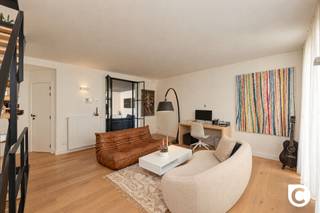<p><span>Exclusieve stadswoning met 4 slaapkamers en grandioos dakterras !</span></p><p><span> </span></p><p><span>Een verborgen parel boven in het hart van Antwerpen </span></p><p><span> </span></p><p><span>Welkom in deze moderne stadswoning aan de Stijfselrui 9, gelegen in een rustige zijstraat van het Hessenplein. De woning werd in 2019 volledig gerenoveerd en biedt vandaag een aangename combinatie van hedendaags comfort, praktische indeling en verrassend veel ruimte. </span></p><p><span> </span></p><p><span>Met 4 slaapkamers, meerdere buitenruimtes en als blikvanger een royaal dakterras met zicht op onder meer de Boerentoren, het MAS en de Kathedraal, is dit een woning die u op elke verdieping opnieuw weet te verrassen.</span></p><p><span> </span></p><p><span>Toplocatie in het hart van Antwerpen</span></p><p><span> </span></p><p><span>De Stijfselrui bevindt zich op een bijzonder gegeerde locatie in het historische centrum van Antwerpen. Het Hessenplein ligt letterlijk om de hoek en ook de Grote Markt, Meir en Scheldekaaien bevinden zich op wandelafstand. </span></p><p><span> </span></p><p><span>Ook het bruisende Eilandje ligt vlakbij, met zijn gezellige restaurants, terrassen, musea en jachthaven. Hier woont u dus midden in het Antwerpse stadsleven, met alles wat de stad te bieden heeft binnen handbereik.</span></p><p><span> </span></p><p><span>Indeling</span></p><p><span> </span></p><p><span>Bij het binnenkomen wordt u verwelkomd in een aangename en ruime inkomhal. Meteen rechts bevindt zich de eerste kamer, momenteel ingericht als bureau. Dankzij de grote stalen raampartijen is dit een bijzonder aangename en lichtrijke werkplek. Wenst u vier slaapkamers, dan kan deze ruimte eenvoudig als vierde slaapkamer worden ingericht. Met een melkfolie op het glas creëert u bovendien de nodige privacy.</span></p><p><span> </span></p><p><span>Achteraan op deze verdieping bevindt zich de ruime slaapkamer. De kamer beschikt over praktische ingemaakte kasten en een bureau en staat rechtstreeks in verbinding met de ensuite badkamer. Deze is uitgerust met een lavabo, ligbad en aparte inloopdouche met automatische ventilatiesysteem.</span></p><p><span>Een bijzonder detail is de aansluitende buitenruimte met rivierkeien. Hier werd destijds bewust door de architect een boom aangeplant die bij volledige groei boven de woning zal uitkomen. Een origineel en groen element dat deze stadswoning een heel eigen karakter geeft. Verder is er op deze verdieping een apart toilet.</span></p><p><span> </span></p><p><span>Via de moderne open stalen trap met houten treden bereikt u de eerste verdieping. Hier bevinden zich twee volwaardige slaapkamers, beide voorzien van praktische ingemaakte kasten. Daarnaast is er een tweede badkamer met dubbele lavabo, inloopdouche en automatische ventilatie. </span></p><p><span>Ook aan praktisch comfort werd gedacht: in de hal is een berging netjes weggewerkt achter een schuifdeur, met plaats voor wasmachine en droogkast. Op deze verdieping bevindt zich eveneens een apart toilet.</span></p><p><span> </span></p><p><span>De tweede verdieping vormt het leefgedeelte van de woning. Hier bevindt zich een ruime leefruimte op doorlopende parketvloer en handige ingemaakte kasten. Dankzij de dubbele stalen deur kan u deze ruimte flexibel indelen, bijvoorbeeld met een aparte leeshoek, zithoek of extra werkplek. Ook hier is een apart toilet aanwezig.</span></p><p><span> </span></p><p><span>Op de derde verdieping komt u in de ruime keuken. Deze is uitgerust met een inductiekookplaat met dampkap, koelkast, vriezer, spoelbak en combi-oven en beschikt over voldoende opbergruimte. Er is bovendien plaats voor een grote eettafel, waardoor dit een aangename plek wordt om samen te komen.</span></p><p><span>Een bijzonder praktische troef is de goed verborgen goederenlift, die tot deze verdieping komt. Boodschappen naar boven brengen hoeft hier dus niet langer via de trap. Aansluitend aan de keuken bevindt zich nog een terras.</span></p><p><span> </span></p><p><span>Op de bovenste verdieping bevindt zich het ruime dakterras, een bijzonder aangename buitenruimte waar u in alle rust kunt genieten van het weidse uitzicht over Antwerpen. Met zicht op onder meer de Boerentoren, het MAS en de Kathedraal krijgt u hier een mooi beeld van de stad. Een fijne plek om te ontspannen, te genieten van de avondzon of gezellig samen te zijn met vrienden. </span></p><p><span> </span></p><p><span>Ondergronds beschikt de woning bovendien over een kelder.</span></p><p><span> </span></p><p><span>Troeven</span></p><p><span> </span></p><p><span>·Totaalrenovatie in 2019 met EPC-label B </span></p><p><span>·4 slaapkamers</span></p><p><span>·Riante dakterras met panoramisch met zicht op Boerentoren, MAS en Kathedraal</span></p><p><span>·Voor- en achtergevel geïsoleerd en afgewerkt met crepi</span></p><p><span>·Praktische goederenlift</span></p><p><span>·Absolute toplocatie </span></p><p><span> </span></p><p><span>Een woning die blijft verrassen</span></p><p><span> </span></p><p><span>Van de eerste kamer tot de ruime leefverdieping en van de praktische goederenlift tot het indrukwekkende dakterras: deze woning biedt op elke verdieping iets bijzonders. Modern, ruim en verrassend compleet, met als absolute troef een buitenruimte die u een heel ander perspectief op Antwerpen geeft.</span></p><p><span>Een woning voor wie centraal wil wonen, maar tegelijk nood heeft aan ruimte, comfort en een plek waar u even boven de drukte van de stad kunt uitstijgen.</span></p><p><span> </span></p>