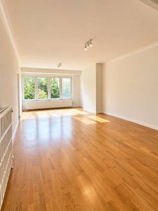 Dit stijlvolle appartement werd in 2026 volledig vernieuwd met kwalitatieve en energiezuinige materialen en combineert hedendaags wooncomfort met een aangename, groene ligging. Centraal gelegen in Ekeren-Donk, vlak bij winkels, scholen, openbaar vervoer en belangrijke invalswegen. Ook Park Hof De Bist en natuurgebied De Oude Landen bevinden zich op wandelafstand.<br /><br />Het appartement bevindt zich op de tweede verdieping van een verzorgd gebouw. Vanuit de inkomhal bereikt u de ruime en lichtrijke woonkamer, waar de grote raampartijen zorgen voor een mooie natuurlijke lichtinval en een aangenaam groen uitzicht. Aansluitend bevindt zich de nieuwe, praktisch ingerichte keuken, uitgerust met kwalitatieve keukenapparatuur.<br /><br />Verder beschikt het appartement over twee volwaardige slaapkamers van ca. 14 m² en 11 m², waarvan één rechtstreeks toegang biedt tot het balkon. De stijlvol vernieuwde badkamer is ingericht met een douche, toilet en lavabomeubel.<br /><br />Op wandelafstand bevindt zich een privatieve garagebox, bij te huren voor € 80 per maand.<br /><br />Een instapklaar en energiezuinig appartement met een frisse, hedendaagse uitstraling, ideaal voor wie rustig en groen wil wonen zonder in te boeten aan bereikbaarheid en comfort.