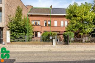 Te renoveren herenhuis in hartje Mol<br /><br />Dit herenhuis verwelkomt je via een inkomhal die leidt naar een lichtrijke en aangename leefruimte, met aansluitend een gezellige eethoek. Voorts kom je uit in de keuken, die aansluit op een extra bergruimte. Van hieruit heb je toegang tot het terras, het toilet, de kelder en de ruime garage. De garage is bereikbaar via een servitudeweg in de Lichtstoetstraat.<br /><br />De eerste verdieping telt 3 volwaardige slaapkamers, alsook de badkamer met douche, lavabo en toilet. Op de zolderverdieping bevinden zich nog 2 slaapkamers en extra opbergruimte.<br /><br />Buiten bevindt zich een zeer gezellige stadstuin. <br /><br />Het pand is centraal gelegen in Mol, tegenover het rozenberg park.<br /><br />EPC D: 329 Kwh/m²<br /><br />Troeven van deze woning:<br />- Ruim huis van 219m² met 5 slaapkamers<br />- Gezellige stadstuin<br />- 25 m² aan zonnepanelen<br />- Karaktervolle woning met tal van mogelijkheden<br />- Centrale ligging in het hart van Mol<br />- Bereikbaar via servitudeweg<br /><br />Voor meer informatie of een bezoek ter plaatse, kan u contact opnemen met IMMO SP via 014 59 10 20 of mailen naar jasper@immosp.be. Benieuwd naar de waarde van uw eigen woning? Vraag vrijblijvend een gratis verkoopanalyse aan – wij helpen u graag verder!