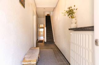 <p>Deze ruime woning ligt in het centrum van Zwijndrecht op wandelafstand van winkels, scholen en openbaar vervoer. Daarnaast is de woning vlot bereikbaar via de nabijgelegen uitvalswegen.<br /><br />De gelijkvloerse verdieping biedt een ruime inkomhal die toegang geeft tot het leefgedeelte. Deze bestaat uit een ruime woonkamer met een open haard en eetkamer, die aansluit op de keuken en de aanbouw met uitzicht op de tuin. Dankzij de grote raampartijen geniet de woning van veel natuurlijk licht. Verder is er nog een apart gastentoilet, een wasberging met toegang tot de garage en een praktische kelder.<br /><br />Op de 1ste verdieping bevindt zich een nachthal met toegang tot 3 slaapkamers, waarvan één met een tussenruimte. Ideaal als slaapkamer met dressing of bureau. Daarnaast is er nog een badkamer met bad, douche en dubbele lavabo.<br /><br />Via de vaste trap bereik je de zolderverdieping, met 2 achter elkaar liggende kamers, ook interessant als hobby- of bureauruimte.<br /><br />Benieuwd naar deze zeer functionele woning op topligging? Dan is een bezoek zeker de moeite waard. Wij leiden je graag rond!</p>