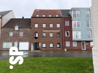 Studentenhuis met 11 vergunde koten, gelegen in het centrum van Geel.<br /><br />Het gebouw omvat 11 verhuurde koten. Voorts zijn er 2 keukens en is er op elke verdieping sanitair (lavabo's, douches en toiletten). Achter het gebouw is er parkeergelegenheid voor +/- 3 wagens en is er ook een ruime fietsenstalling. De algemene staat van het gebouw is goed.<br /><br />Maandelijkse huuropbrengst: 5.255 EURO.<br /><br />EPC: 172 kWh / m².<br /><br />Nog vragen? Contacteer Immo SP op het nummer 014/59.10.20 of via info@immosp.be.