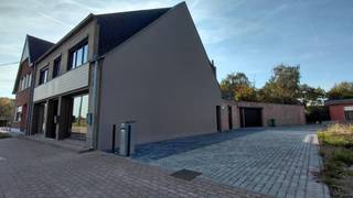 <p>Gebouw, momenteel ingericht met handelsruimte, opslagruimte en grote garage, en duplex appartement. Functiewijziging gelijkvloers is mogelijk naar kantoren, diensten of wonen. Hierdoor ook verlaging KI mogelijk.<br />Grondoppervlakte perceel: +- 4 are</p><p>Gelijkvloers: winkelruimte 90m², werkplaats 40m², opslagruimte (garage) 90m². 3 parkeervakken naast pand. Tuin 75m².<br />1e verdieping: gang, toilet, 2 slaapkamers, salon, living, keuken, berging, terras.<br />2de verdieping: badkamer, wasplaats, 2 slaapkamers.<br />EPC duplex appartement: B - EPC handelsruimte: C,</p><p>Meer foto's en plannen op aanvraag te bekomen. Te bezichtigen op zaterdag tussen 10 en 12h.<br />Adres: Denderbellestraat 130, 9200 Dendermonde.</p>