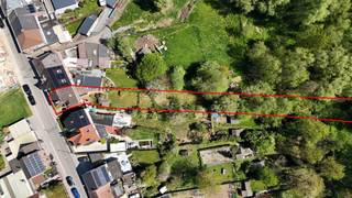 <p>Deze te moderniseren woning biedt heel wat potentieel en is ideaal voor wie op zoek is naar ruimte en mogelijkheden. Op het gelijkvloers vindt u een inkomhal, gezellige woonkamer, praktische bergruimte en een keuken.</p>
<p>Op de eerste verdieping bevinden zich een nachthal, drie slaapkamers en een badkamer. Via de vaste trap bereikt u de zolder, die perfect kan worden ingericht als extra kamer of hobbykamer.</p>
<p>Daarnaast beschikt de woning over een kelder met zowel bergruimte als een garageruimte. Buiten geniet u van een terras en een ruime tuin met een gunstige zuidoost oriëntatie, ideaal om van de zon te genieten. De tuin is bovendien bereikbaar langs de zijkant van de woning. Totale perceeloppervlakte: 10a 46ca.</p>
<p>De ligging is een absolute troef: gelegen in woongebied met deels natuurgebied, wat zorgt voor een blijvend groen en open zicht. Verder is de woning uitstekend bereikbaar met een bushalte op 100m, het station van Erpe-Mere op 750m en de oprit van de E40 op 850m. In de nabije omgeving vindt u ook diverse winkels (Carrefour, Aldi, bakker, …) en scholen.</p>
<p>De woning is uitgerust met centrale verwarming op aardgas. G-score: B – P-score: B. Dit pand is onderhevig aan de renovatieverplichting die door de Vlaamse overheid wordt opgelegd voor residentiële gebouwen. Meer informatie: www.energiesparen.be. Interesse? Contacteer ons voor meer informatie of een bezoek via 054 23 53 83 of info@localsvastgoed.be</p>