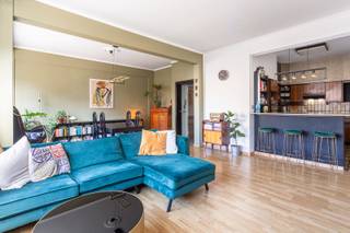 Centraal en energiezuinig wonen<br /><br />Locatie<br />Dit appartement ligt aan de Carnotstraat 131 in 2060 Antwerpen. Tram, bus, trein en de Antwerpse Velo’s bevinden zich in de directe omgeving: een droom voor de pendelaar! Ook winkels en scholen zijn vlot bereikbaar. De Mobiscore is dan ook top: 9,6/10. <br /><br />Beschrijving<br />Het appartement bevindt zich op de eerste verdieping van een verzorgd gebouw en is bereikbaar met de lift. De ruime inkomhal geeft toegang tot een lichtrijke leefruimte aan de voorzijde. De halfopen keuken sluit mooi aan op de leefruimte. Verder beschikt het appartement over twee slaapkamers, waarvan één met een aansluitende badkamer, en een apart toilet. Bewoonbare oppervlakte volgens EPC: 96m². <br /><br />Bijzonderheden<br />- Energiezuinig (EPC-label B)<br />- Asbestveilig<br />- Maandelijkse lasten werkkapitaal: +-205 euro (incl.: voorschot verwarming, voorschot water, professionele syndicus, poetsdienst gemeenschappelijke delen en blokpolis)<br />- Aparte meter voor elektriciteit<br /><br />Verplichte vermeldingen<br />EPC: 143 kWh/m²<br />P-score: A<br />G-score: A<br />Stedenbouwkundige inlichtingen: Vg, Wg, Gvv, Gvkr, Gmo