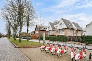 Dit ruime appartement is gelegen in de gegeerde en groene wijk Elsdonk in Wilrijk. Een rustige, residentiële omgeving met scholen, winkels en...
