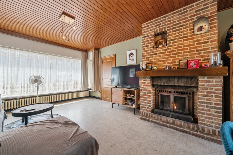 Hooglede- Opbrengsteigendom van 3 verhuurde sterk gebouwde woningen met 3 slaapkamers in het centrum van Hooglede gelgen. Deels al vernieuwd. Potentieel met tuinen en parking. - foto 3