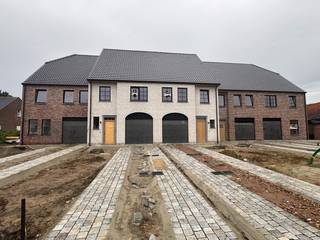 in de zomer 2026 zullen deze woningen voltooid zijn inclusief tuinaanleg, oprit en terras (5 prachtige lage energiewoningen).<br />Deze nieuwbouwwoning type half open bebouwing in een tijdloze pastorijstijl) heeft een bewoonbare oppervlakte van ca. 215 m2 en heeft volgende indeling: inkomhal met gastentoilet, een ruime leefruimte met zit- en eethoek, open keuken met aansluitende berging/wasplaats. Op de eerste verdieping bevinden zich drie slaapkamers en een ruime badkamer met toilet. Een vaste trap geeft toegang een volledig afgewerkte zolder met technische ruimte/berging. Deze woning beschikt over een inpandige garage inbegrepen in de prijs. warmtepomp lucht/water met vloerverwarming, vloerkoeling<br />Extra troeven: e-peil <20 !!, 8 zonnepanelen, ventilatiesysteem type D, tuinaanleg, terras en oprit is inbegrepen,<br />keuken twv 25.000 euro !, sanitair twv 7.000 euro + BTW , ceramische parketvloeren tot op de zolder !!<br />Alle prijzen zijn exclusief 6 % btw op de constructie en 12% registratierechten op de grond.<br />Maak gerust een afspraak voor een bezoek aan een kijkwoning, nog meer info op https://showcase.prompto.com/HR7TG