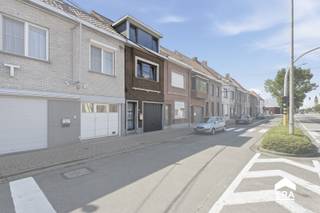 <p>Te koop: verrassend ruime gesloten woning in Roeselare, op de stadsrand en nabij scholen, openbaar vervoer en invalswegen.</p>
<p> </p>
<p>Deze woning biedt een comfortabele indeling met 4 slaapkamers, een tuin van 140 m² en een garage. Dankzij de conforme elektrische keuring en het ontbreken van renovatieplicht is het pand volledig instapklaar. Bovendien zorgen zonnepanelen en een zonneboiler voor een energiezuinige leefomgeving.</p>
<p> </p>
<p>Belangrijkste ruimtes:<br />• Ruime Woonkamer met aangename lichtinval<br />• Keuken met praktische indeling<br />• Badkamer met basisvoorzieningen<br />• 4 ruime slaapkamers, ideaal voor een gezin<br />• Veranda<br />• Garage en aparte wasplaats<br />• Kelder voor extra opslag<br />• Tuin (140 m²) met tuinhuis</p>
<p> </p>
<p>Troeven:<br />• Verrassend ruime woning met tuin, garage en 4 slaapkamers.<br />• Instapklaar: geen renovatieplicht en conforme elektrische keuring.<br />• Zonnepanelen en zonneboiler aanwezig.</p>
<p> </p>
<p>Neem vandaag nog contact op met je ERA-makelaar voor een bezoek.</p>
<p> </p>
<p>JOUW DROOMHUIS. ZO GEVONDEN!</p>
