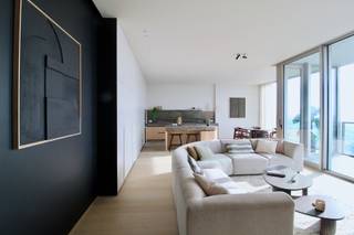 Afgewerkte penthouse gelegen op de 25e verdieping, met fenomenaal uitzicht en zuid-oriëntatie. Het heeft 2 slaapkamers, waarvan de master bedroom verbonden is aan de slaapkamer, een ingerichte keuken, extra slaapkamer of bureel, een extra badkamer en 1 terras.<br />Bij het appartement hoort een extra berging, gelegen op dezelfde verdieping. 