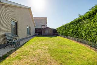 <p><span>Op een centrale ligging in de Krekelstraat in Aalst, op minder dan 5 minuten wandelen van AZORG Moorselbaan, vindt u deze </span><strong><span>vrijstaande bungalow</span></strong><span> op een perceel van 414 m². De woning biedt het comfort van volledig gelijkvloers wonen, met </span><strong><span>de mogelijkheid om 2 tot zelfs 3 slaapkamers te creëren mits aanpassingswerken</span></strong><span>. Met een bruikbare vloeroppervlakte van ca. 145 m² en een aangename </span><strong><span>zuidgerichte tuin</span></strong><span> biedt deze woning heel wat mogelijkheden.</span></p>
<p>Via de inkomhal met ingemaakte vestiaire komt u in de ruime, lichtrijke leefruimte met sfeervolle haard. De keuken sluit hier mooi op aan. Verder beschikt de woning over één aangename slaapkamer, een badkamer met ligbad, een praktische berging en een apart toilet. De<span> </span><strong>inpandige garage</strong><span> </span>vormt een bijkomende troef en biedt plaats voor uw wagen, fietsen en extra opbergruimte. Vóór de woning is er bovendien een praktische<span> </span><strong>oprit.<span> </span></strong>Daarnaast beschikt de woning over een ruime, goed geïsoleerde zolder. Buiten geniet u van een aangename<span> </span><strong>zuidgerichte tuin</strong><span> </span>waar u in alle rust kan ontspannen. Het aanwezige tuinhuis zorgt voor bijkomende praktische opbergruimte. Winkels, scholen, openbaar vervoer en belangrijke invalswegen bevinden zich in de nabije omgeving. Ook het centrum van Aalst is vlot bereikbaar. EPC-label D – 355 kWh/m²jaar. Geen renovatieverplichting. Conforme elektrische installatie. Het dak en de ramen werden in het verleden reeds vernieuwd. De woning is momenteel verhuurd.</p>
<p>Wordt deze woning jouw nieuwe thuis? Neem dan zeker contact met ons op voor meer informatie of een bezoek ter plaatse.</p>