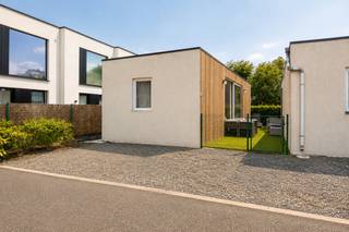 Ontdek deze energiezuinige vakantiewoning gelegen in het vakantiepark 'New Dahlia'. Deze woning heeft 2 slaapkamers en is uitstekend gelegen op slechts een paar meter van het strand van Bredene.<br /><br />De indeling van dit vakantiehuisje is als volgt:
<ul>
<li>Leefruimte met open keuken</li>
<li>Eetruimte</li>
<li>1ste slaapkamer met bijhorende de badkamer</li>
<li>Apart toilet</li>
<li>Berging</li>
<li>2de slaapkamer met bijhorende badkamer</li>
<li>Ruim terras/tuin met kunstgras</li>
</ul>
Bovendien is er een mogelijkheid om 2 wagens te parkeren voor de vakantiewoning.<br />Let op: het is niet mogelijk om uw domicilie adres hier te plaatsen.