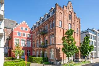 Dit uitzonderlijke penthouse maakt deel uit van de prestigieuze herontwikkeling van het voormalige Sint-Amanduscollege en het Alexianenklooster en wordt exclusief aangeboden via Access Estate.<br />BEZOEKDAG OP AFSPRAAK!<br />Maak uw afspraak via +32 472 60 91 51 (telefoon, sms of Whatsapp).<br /><br />Gelegen aan de Oude Houtlei, op wandelafstand van de Korenmarkt, de Sint-Michielskerk en het bruisende stadscentrum van Gent, bevindt zich dit lichtrijke duplex penthouse op de derde verdieping van een karaktervolle residentie. Met een bewoonbare oppervlakte van 125 m² (exclusief terras) biedt dit appartement een uitzonderlijk gevoel van ruimte, comfort en privacy.<br /><br />Een absolute meerwaarde is het aangename dakterras van circa 14 m², waar u in alle rust kunt genieten van een prachtig uitzicht over de omgeving. De centrale ligging combineert het beste van twee werelden: de levendigheid van de stad ligt letterlijk om de hoek, terwijl de vlotte aansluiting op de binnenring zorgt voor een uitstekende bereikbaarheid richting diverse snelwegen. Daarnaast bestaat de mogelijkheid om twee privatieve ondergrondse staanplaatsen aan te kopen (€ 50.000 per plaats).<br /><br />De site werd in 2011 met grote zorg en respect voor haar historische erfgoed herontwikkeld. Daarbij werd bijzondere aandacht besteed aan duurzaamheid, authenticiteit en kwalitatieve afwerking, wat resulteert in een woonomgeving met een uniek karakter.<br /><br />Het appartement verwelkomt u via een inkomhal met gastentoilet en praktische berging. Op dit niveau bevinden zich twee volwaardige slaapkamers die beide rechtstreeks aansluiten op een badkamer uitgerust met een lavabo en douche. Verder vindt u een lichtrijke leefruimte met eet -en zitplaats die aansluit op de open geïnstalleerde keuken. De trap in de leefruimte leidt naar het verdiep waar er nog een multifunctionele ruimte aanwezig is die toegang verschaft naar het zonnige dakterras. Aan de overzijde van het dakterras bevindt zich bovendien nog een volledig afgewerkte kamer die perfect kan worden ingericht als thuisbureau, logeerkamer/ slaapkamer of hobbyruimte. <br /><br />Troeven:<br />- grote bewoonbare oppervlakte met kwalitatieve afwerking;<br />- recente herontwikkeling waardoor het volledig instapklaar is;<br />- toegang via lift;<br />- ruim dakterras met privacy en mooi uitzicht;<br />- unieke locatie in een historisch kader<br />- optioneel: aankoop 2 ondergrondse staanplaatsen.<br /><br />Keuringen:<br />- EPC: label B;<br />- elektrische installatie: conform;<br />- asbestattest: asbestveilig.<br /><br />Bent u op zoek naar een exclusieve woonst met karakter, ruimte en een uitzonderlijke ligging in Gent? Dan biedt dit unieke duplex penthouse een zeldzame kans. Contacteer Access Estate vandaag nog en reserveer uw plaats voor de bezoekdag.