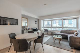 Dit prachtig appartement te koop is gelegen op de derde verdieping van de goed onderhouden Residentie Les Courlis vlakbij zee en strand.Door de centrale ligging bevindt u zich op wandelafstand van winkels, openbaar vervoer, het Leopoldpark en de zeedijk. Indeling: - inkomhal- gezellige leefruimte- open keuken uitgerust met een elektrisch fornuis, spoeltafel en vaatwas- badkamer voorzien van een badkamermeubel, spiegelkast, douche en aansluiting wasmachine- slaapkamer 1 (11m²) met toegang tot het zonnige terras (4m²)- slaapkamer 2 (6m²) - berging- afzonderlijk toilet met handwaslavabo - privatieve kelderbergingPluspunten:- centrale ligging - privatieve kelderberging- dicht bij zee!- EPC label B- volledige gevelrenovatie reeds uitgevoerdBent u nog op zoek naar uw ideale verblijf aan zee? Contacteer ons dan vandaag nog voor een verblijvend bezoek ter plaatse.