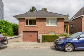 Een zeer degelijk gebouwde villa met ruime tuin gelegen in een rustige straat te Beersel, Lot, vlakbij scholen en openbaar vervoer.Op het...