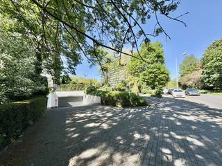 Deze staanplaats nr. 34, gelegen op een centrale en vlot bereikbare locatie te Fruithoflaan 118-120, bevindt zich in een verzorgd ondergronds garagecomplex en is momenteel verhuurd.<br /><br />De staanplaats is direct gelegen bij de inrijpoort, wat zorgt voor een bijzonder vlotte toegankelijkheid.<br /><br />Het complex heeft drie toegangen, beveiligd met een badgesysteem en camerabewaking. Twee toegangen bevinden zich aan de Fruithoflaan, de derde toegang situeert zich aan de Roderveldlaan.<br /><br />Afmetingen:<br /><br />Breedte: ca 3,00 m<br />Lengte: ca 5,75 m<br />Hoogte: ca 1,90 m<br /><br />Vraagprijs: € 18.000,00<br /><br />Interesse? Stuur een mail naar immo@sidimex.be of bel ons op het nummer 03 203 02 02.