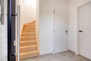 <br /><strong>Halfopen BEN-woning met drie slaapkamers te koop in Olmen op een perceel van 3a 56ca</strong><br /><br />Deze instapklare woning ligt in een rustige, verkeersluwe woonwijk, ideaal voor wie houdt van kalm en comfortabel wonen. De buurt wordt gekenmerkt door een groen en natuurlijk karakter, met tal van wandel- en ontspanningsmogelijkheden in de directe omgeving. Daarnaast is het een kindvriendelijke locatie. Verder is er een vlotte verbinding naar de op- en afrit van de E313. <br /><br />De woning, gebouwd in 2021, is praktisch ingedeeld en meteen bewoonbaar. Via de voordeur kom je binnen in de ruime, lichtrijke inkomhal (4,98m²) met gastentoilet (1,9m²) en ingemaakte kasten waarin de technieken zijn verwerkt. De woonkamer (28,75 m²) geniet door de grote raampartijen tot op de grond van veel natuurlijk licht. De open keuken (14,58 m²) sluit mooi aan op de leefruimte en is uitgerust met een koelkast, inductiekookplaat, vaatwasser, combi-oven en spoelbak. Zowel de keuken als de woonkamer hebben een fijne connectie met de tuin. Aansluitend aan de keuken bevindt zich een praktische wasberging (8,7 m²) met aansluitingen voor wasmachine en droogkast en extra opbergruimte. Daarnaast is er op het gelijkvloers nog een bijkomende berging.<br /><br />Op de eerste verdieping bevinden zich drie volwaardige en lichtrijke slaapkamers (11,65 m², 11,95 m² en 14,49 m²). De badkamer (9,96m²) is uitgerust met een dubbele lavabo, een bad en een douche. Ook op deze verdieping is er een apart toilet (1,04 m²).<br /><br />Achteraan de woning ligt een onderhoudsvriendelijke tuin met tuinberging. Daarnaast beschikt de woning over een carport.<br /><br />De berekende energiescore bedraagt een E-peil 19, wat resulteert in energielabel A. Deze BEN-woning wordt verwarmd op gas, is voorzien van 8 zonnepanelen (2600 Wp) en beschikt over vloerverwarming in de volledige woning. Kopers kunnen bovendien nog tot één jaar genieten van een vrijstelling van de onroerende voorheffing.<br /><br />Spreekt deze leuke instapklare gezinswoning jullie aan?<br />Contacteer ons via info@bosmanvastgoed.be voor meer info of een bezoek ter plaatse. Wij helpen jullie graag verder!<br />