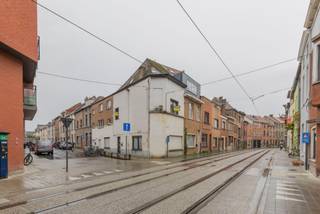 In het hart van Ledeberg bieden wij een ruime rijwoning aan. Deze woning beschikt over drie flinke slaapkamers, een grote living die perfect is voor ontspanning en sociale bijeenkomsten, evenals een uitgeruste keuken en een badkamer. Gelegen in de nabijheid van alle belangrijke invalswegen en winkels, is deze woning ideaal voor wie op zoek is naar een goede bereikbaarheid. Perfect voor gezinnen of iedereen die van ruimte houdt!<br />Voor meer info en/of bezoek bel Aurélie 0494/80.77.88