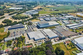 Bedrijfsgebouw met <strong>1.316 m² magazijnruimte</strong> (kantoren optioneel).<br />Gelegen in Satenrozen, uitstekend bereikbaar via de E19, op 20 min van Antwerpen en 30 min van Brussel.<br /><br />De magazijnruimte heeft een vrije hoogte van 4 meter en een vloerbelasting tot 5 ton/m², ideaal voor opslag en zwaar materieel.<br />Voor een vlotte logistiek zijn sectionaalpoorten  aanwezig. De kantoorruimtes zijn optioneel beschikbaar.<br /><br />Contacteer<strong> PANORAMA B2B</strong> voor bijkomende informatie, plannen of een vrijblijvend plaatsbezoek <strong>0477 07 30 30.</strong>