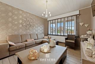 Voor meer info en foto’s, surf naar www.swevers.be – Instapklaar, volledig gerenoveerd en verrassend ruim: deze halfopen woning in Zoutleeuw combineert comfort met een slimme indeling. Het huis onderging in 2019 een totaalrenovatie en biedt met zijn 142 m² bewoonbare oppervlakte en zuidgerichte tuin alles voor een vlot gezinsleven. De gelijkvloerse verdieping omvat een lichtrijke leefruimte, ingerichte keuken, handige wasplaats, apart toilet en een garage van 15 m². Op de eerste verdieping vinden we twee ruime slaapkamers, een kleinere slaapkamer en een volledig uitgeruste badkamer. De zolderverdieping met een open ruimte van 50 m² biedt nog tal van mogelijkheden. Extra troeven zijn de rolluiken, beveiligde voordeur en de gunstige ligging op wandelafstand van scholen, winkels en openbaar vervoer. Een zonnige tuin maakt het plaatje compleet. Voor meer informatie, bel 011 255 155. Bron bewoonbare oppervlakte: EPC – verslag.