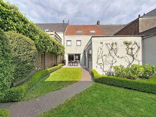 <p>Deze instapklare woning is centraal gelegen en biedt veel ruimte en wooncomfort. De inkomhal geeft toegang tot een bureel, ideaal voor thuiswerk. De lichtrijke leefruimte met zit- en eethoek sluit mooi aan op de volledig uitgeruste keuken met eetplaats. Verder zijn er een wasplaats, een afzonderlijk toilet en een praktische berging. Buiten geniet u van een zuidgerichte tuin met aangelegde zonneterrassen, perfect om in alle rust te ontspannen.</p>
<p>Op de eerste verdieping bevinden zich drie slaapkamers en een vernieuwde badkamer met inloopdouche, lavabomeubel en toilet. Via een vaste trap bereikt u de tweede verdieping. Hier vindt u een nachthal met ingemaakte kasten en een vierde en ruime vijfde slaapkamer of polyvalente ruimte. Een ideale woning voor grotere gezinnen of wie nood heeft aan extra kamers en flexibiliteit.</p>
<p><strong>Extra troeven:</strong></p>
<ul>
<li>Energiezuinig</li>
<li>Conforme keuring elektriciteit</li>
<li>Bewoonbare oppervlakte van ca. 220 m²</li>
<li>Regenwaterput</li>
<li>Droge kelder</li>
<li>Op wandelafstand van scholen, winkels en openbaar vervoer</li>
<li>Vlotte verbinding naar belangrijke in- en uitvalswegen</li>
<li>Instapklaar</li>
</ul>
<p>Deze woning is te koop <strong>ZONDER makelaar</strong> via het concept van <strong>Smart Houses</strong>. Wenst u verdere inlichtingen of een bezoek? Contacteer rechtstreeks de eigenaar via <strong>0477/70.19.98</strong>.</p>