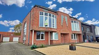 Een ruime en goed onderhouden duplex met aangenaam wooncomfort, gelegen in een rustige woonwijk in de Stekelaarstraat te Bassevelde. Dankzij...