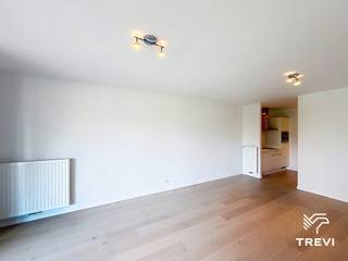 <p><strong>BRUSSEL – In de Kanaalzone, tegenover Tour & Taxis en in de directe nabijheid van winkels, restaurants en openbaar vervoer, in het recente project "Canal Wharf", schitterend 1-slaapkamerappartement van ±67m² bewoonbare oppervlakte gelegen op de 3e verdieping. Het appartement bestaat uit een inkomhal met plaats voor een wasmachine, een apart toilet, een douchekamer (douche, dubbele wastafel), een lichte woonkamer van ±24m² met toegang tot een ruim terras van ±11m², een halfopen volledig uitgeruste keuken (oven, kookplaat, dampkap, koelkast/vriezer, vaatwasser) en een mooie slaapkamer van ±14,5m² die eveneens toegang biedt tot het terras. Provisie voor lasten van € 150/maand (warm water, verwarming, gemeenschappelijke delen). EPC B+! Beschikbaar vanaf 01/11/2026. Afmetingen worden ter indicatie gegeven.</strong></p>
<p> </p>
<p><u>Op de 3<sup>e</sup> verdieping:</u></p>
<p> </p>
<ul>
<li>Inkomhal met plaats voor wasmachine</li>
<li>Apart toilet</li>
<li>Douchekamer (douche, dubbele wastafel)</li>
<li>Woonkamer van ±24m² (4 x 6) met toegang tot terras van ±11m²</li>
<li>Halfopen volledig uitgeruste keuken (oven, kookplaat, dampkap, koelkast/vriezer, vaatwasser)</li>
<li>Slaapkamer van ±14,5m² (3 x 4,75) met toegang tot terras van ±11m²</li>
</ul>
<p> </p>
<p>Provisie voor lasten van € 150/maand (warm water, verwarming, gemeenschappelijke delen)</p>