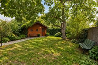 <p>Ruime gezinswoning met 4 slaapkamers, garage, tuin en EPC B<br /><br />399.000 is een startprijs <br /><br />Deze verrassend ruime woning aan de Iepersestraat 602 in Roeselare biedt heel wat leefruimte, 4 slaapkamers, een garage, parkeermogelijkheid op eigen terrein en een aangename tuin. <br /><br />Met een EPC-label B is de woning bovendien energetisch interessant.<br /><br />De ruime leefruimte geniet dankzij twee grote raampartijen van veel natuurlijk licht. Er is voldoende plaats voor meerdere zit- en eetruimtes. <br />Aansluitend bevindt zich de open keuken, voorzien van heel wat ingebouwde kasten en geïntegreerde toestellen. Het grote schuifraam zorgt voor een aangename verbinding met het terras en de tuin.<br /><br />Op het gelijkvloers bevindt zich ook een aparte ruimte die perfect kan dienen als bureau, hobbyruimte of extra kamer. Daarnaast is er een praktische berging/kelder met plaats voor wasmachine, droogkast, voorraadrekken en extra opslag.<br /><br />De badkamer beschikt over een douche, dubbele lavabo met spiegel en natuurlijk licht dankzij het raam. Op de verdieping bevinden zich 4 ruime slaapkamers. Ook de zolder biedt nog heel wat bijkomende bergruimte.<br /><br />Buiten beschikt de woning over meerdere sterke troeven. Via de poort links van de woning kan u met de wagen tot op het perceel rijden en parkeren. Daarnaast is er nog een aparte garage. Op de koer is voldoende plaats om fietsen te stallen.<br /><br />Achteraan bevindt zich een ruim terras met een verhoogd gedeelte waar perfect een loungehoek kan worden ingericht. Verder geniet u van een groene tuin met een mooie volwassen boom en een tuinhuis.<br /><br />Troeven:<br />✔ 4 ruime slaapkamers<br />✔ EPC B – 159 kWh/m²<br />✔ Individuele centrale verwarming op gas met condenserende ketel<br />✔ Ruime en lichtrijke leefruimte<br />✔ Open keuken met ingebouwde kasten en toestellen<br />✔ Bureau/hobbyruimte<br />✔ Berging/kelder<br />✔ Ruime zolder<br />✔ Oprit en parkeergelegenheid op eigen terrein<br />✔ Garage<br />✔ Terras en tuin<br />✔ Tuinhuis<br />✔ Parkeermogelijkheden voor de deur en in de straat <br /><br />Een bezoek inplannen? Contacteer Eva via 0475 69 38 22 of eva@vicusvastgoed.be.</p>