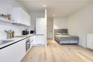 Gerenoveerde studio 40m² te koop vlakbij het centrum van Antwerpen. De studio is gelegen in een residentiële omgeving in Borgerhout en ligt in de nabijheid van openbaar vervoer en belangrijke invalswegen. Indeling - inkom - slaapruimte - keuken - leefruimte - badkamer - apart toilet - terras Troeven - terras - kelder De studio wordt momenteel verhuurd aan €700/maand.Deze studio te koop te Antwerpen wordt aangeboden voor een prijs van 179.500 euro. Bent u geïnteresseerd in een appartement of woning te koop in Antwerpen? Aarzel dan niet om ons te contacteren. Had u graag uw eigen eigendom te koop aangeboden contacteer ons dan voor een vrijblijvende schatting, telefonisch op het nummer 03/206.76.76 of per mail naar antwerpen@dewaele.com. Ook voor alle andere vragen omtrent vastgoed kan u steeds bij ons kantoor in Antwerpen terecht!