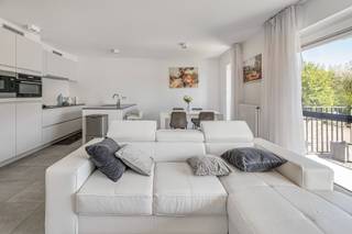 Ontdek dit hedendaags en architecturaal uitgewerkt appartement, gelegen op de eerste verdieping van een verzorgde residentie uit 2015 in Burcht,...