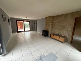 Open bebouwing te koop op een perceel van 1042m2. EPC bedraagt 241kWh/m2jaar. (Epc score B) huis met tuin, inpandige garage en bosrijke omgeving...