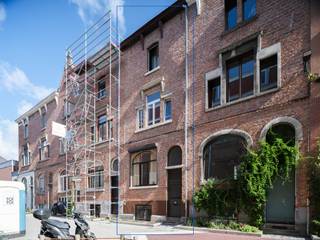 <strong>Unieke renovatieopportuniteit op 50 meter van Portus Ganda</strong><br /><br /><em>Voor meer informatie of bezoeken, mail naar info@carloeggermont.be</em><br /><br />Op een topligging in het historische centrum van Gent, op slechts 50 meter van Portus Ganda en vlak bij het Van Eyckzwembad, bevindt zich deze opbrengsteigendom met drie rechtmatig tot stand gekomen woongelegenheden.<br /><br />Achter de karaktervolle gevel schuilt een gebouw met aanzienlijk renovatie- en optimalisatiepotentieel. Elke verdieping omvat één studio of appartement met privatieve buitenruimte. Het gelijkvloers beschikt over een stadstuin, terwijl de bovenliggende entiteiten elk over een terras beschikken.<br /><br />De bestaande indeling vormt een interessante basis voor een grondige renovatie, waarbij de beschikbare ruimtes verder kunnen worden geoptimaliseerd. Alle ramen werden recent vernieuwd. De drie woongelegenheden zijn momenteel verhuurd.<br /><br />Technische gegevens:
<ul>
<li>Bouwjaar: ca. 1900</li>
<li>Perceeloppervlakte: ca. 77 m²</li>
<li>Nr. 21: 42 m² BVO + tuin 20 m² – EPC E (473 kWh/m²)</li>
<li>Nr. 23: 31 m² BVO + terras 4 m² – EPC C (273 kWh/m²)</li>
<li>Nr. 25: 31 m² BVO + terras 4 m² – EPC D (330 kWh/m²)</li>
<li>Kelderverdieping: ca. 42 m²</li>
<li>Zolderruimte: ca. 18 m²</li>
<li>Elektrische installaties: niet conform</li>
</ul>
<br /><strong>Een uitzonderlijk renovatieproject op een absolute topligging in Gent!</strong>