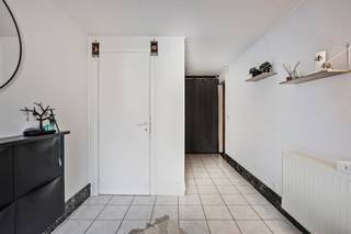This solid first floor is for sale in Kruibeke and is the ideal opportunity for those looking for space. With a living area that has three full bedrooms and a partially finished attic with additional expansion potential, this family home offers a strong basis. A major asset is the indoor garage with driveway and extra storage. <br /><br />The property also has a sunny garden that is easily accessible from the ground floor. Although the bathroom can be renovated, this offers the perfect opportunity to immediately increase the added value of the house and to customize the finish. Thanks to its strategic location near schools, shops and public transport, you are close to everything. <br /><br />Layout: <br /><br />- Ground floor: An entrance hall with direct access to the indoor garage with driveway, a storage room with plenty of storage space, and access to the sunny garden.<br /><br />- First floor: A separate toilet, a spacious and bright living room, and an equipped kitchen.<br /><br />- Second floor: A night hall that leads to three spacious bedrooms and a bathroom <br /><br />- Third floor: A partially finished attic that can be used as extra storage space or can be converted into an extra room.<br /><br />Interested? Get in touch via Dewaele.com<br /><br />Register of measures: no
