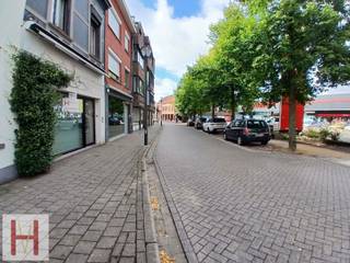Karaktervol handelspand met woonst en projectmogelijkheden in het centrum van Turnhout.<br /><br />Op een centrale en gegeerde locatie in Turnhout bevindt zich dit karaktervolle handelspand met woning. Het pand is volledig te renoveren en biedt daardoor tal van mogelijkheden voor wie op zoek is naar een renovatieproject met karakter. De authentieke, karaktervolle gevel geeft het gebouw een eigen uitstraling en vormt een mooie basis voor een kwalitatieve renovatie.<br /><br />De huidige indeling bestaat uit een handelspand op het gelijkvloers bestaande uit een verkoopsruimte en achterliggend een ruime werkruimte met veranda en een toilet. De bovenliggende woning beschikt over een nachthal met toegang tot 2 kamers en een badkamer. Achter de woning bevindt zich nog een leuk stadstuintje met berging.<br />Mits de nodige renovatiewerken kan hier een aantrekkelijke combinatie van wonen en werken worden gerealiseerd.<br /><br />Daarnaast biedt het perceel mogelijk ook interessante projectmogelijkheden. Rekening houdend met de stedenbouwkundige voorschriften en de vereiste vergunningen, kan onderzocht worden of het bestaande gebouw plaats kan maken voor een kleinschalig nieuwbouwproject met appartementen.<br /><br />Troeven:<br />
<ul>
<li>Centrale ligging in Turnhout</li>
<li>Handelspand met woning</li>
<li>Karaktervolle gevel</li>
<li>Mogelijkheid om te onderzoeken als kleine projectgrond</li>
<li>Interessant voor renovatie én ontwikkeling</li>
<li>Ideaal voor investeerders, projectontwikkelaars of handige ondernemers</li>
</ul>
<br />Een pand met veel potentieel op een centrale locatie, waar verschillende toekomstscenario's mogelijk zijn: van een grondige renovatie met behoud van het karakter tot een kleinschalige herontwikkeling.<br /><br />Voor meer informatie of een afspraak ter plaatse kan u steeds contact opnemen met philippe@hemeldonckvastgoed.be of 014/89.66.26.