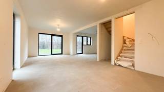 Bij ImmoFusion 7/7 “open huis”: klik op onze 3D-TOUR. Ervaar vastgoed alsof je er zelf doorloopt!<br /><br />Ontdek deze recente woning met inpandige garage die perfect gelegen is voor wie rust wil combineren met een vlotte bereikbaarheid. Met een perceeloppervlakte van 3,96 are, een terras en een tuin, biedt deze woning heel wat mogelijkheden. De woning wordt verkocht onder registratie.<br /><br />De woning wordt casco+ afgeleverd, zodat je zelf de afwerking volledig naar eigen smaak en keuze kunt bepalen, op je eigen tempo. Zo creëer je een thuis die helemaal aansluit bij jouw wensen en stijl.<br /><br />De ruime leefruimte baadt in natuurlijk licht en staat in verbinding met de keukenruimte. Via het schuifraam kom je terecht op het aangename terras en de tuin, een fijne plek om te ontspannen of te genieten.<br /><br />Verwarming gebeurt via een duurzame warmtepomp, wat bijdraagt aan een energiezuinige en toekomstgerichte woonoplossing. Voor wie extra parkeergelegenheid wenst, is er een vergunning voorzien voor het plaatsen van een carport.<br /><br />Pluspunten:<br />- Casco+ oplevering: zelf afwerken naar eigen smaak, keuze en tempo<br />- Verkoop onder registratie<br />- 5 slaapkamers<br />- Veel lichtinval in leefruimte<br />- Energiezuinige warmtepomp<br />- Zonnepanelen aanwezig<br />- Terras<br />- Onderhoudsvriendelijke tuin<br />- Inpandige garage<br />- Rustige ligging met vlotte bereikbaarheid<br /><br />Maatregelen opgenomen in het Maatregelenregister: nee<br /><br />Voor een bezichtiging of meer informatie, bel ons op 078/78.78.70 of spring gerust eens binnen in ons kantoor; je bent altijd welkom!