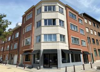 Zeer gunstig gelegen opbrengsteigendom bestaande uit een handelsgelijkvloers met ruime kelder en drie ruime appartementen. Het pand bevindt zich...