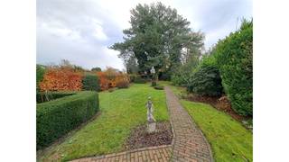 <p></p><p>Een ruime woning bestaande op het gelijkvloers uit een woonkamer (parket) met schouw en inbouwcassette, ingerichte keuken, veranda, wasplaats, bergplaats, dubbele inpandige garage, slaapkamer, afzonderlijk toilet, ruime tuin met tuinberging.  Op de eerste verdieping bevinden zich naast de masterbedroom met aangrenzende badkamer nog 2 slaapkamers, bergplaats, afzonderlijk toilet.  Het naastliggend eigendom op de Langestraat nummer 59 staat ook te koop.   De omgeving leent zich tot de ontwikkeling van appartementsbouw met al dan niet commerciële activiteiten.  Het straatbeeld is zeer divers.</p><p>De woning is gelegen in woongebied, geen voorkooprecht, geen verkaveling, geen dagvaarding</p><p></p>