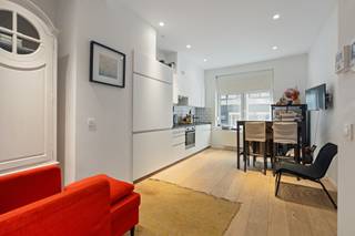 Deze moderne en lichtrijke studio van 50 m² is gelegen in Elsene. Dankzij de praktische indeling en aangename uitstraling is dit een ideale woonst voor wie comfortabel wil wonen in Brussel of op zoek is naar een interessante investering.<br /><br />Gelegen op het gelijkvloers van een kleine mede-eigendom bevindt zich deze charmante studio. Bij het betreden van de studio wordt u verwelkomd in een lichtrijke leefruimte die naadloos overgaat in een volledig uitgeruste keuken. De aparte slaaphoek zorgt voor extra comfort en privacy. De badkamer beschikt over een lavabo, toilet en ligbad. <br /><br />Openbaar vervoer, handelszaken wijk Bascule, scholen, Ter Kamerenbos zijn op wandelafstand gelegen.<br /><br />Divers: De elektriciteit is conform en de gemeenschappelijke kosten zijn beperkt. De stedenbouwkundige inlichtingen zijn in aanvraag. Momenteel is het verhuurd en de huurprijs is €1000.<br /><br />Een ideaal pand voor investeerders of wie op zoek is naar een zorgeloze woonst in hartje Elsene.<br /><br />