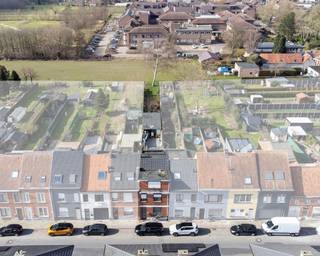 Deze woning is goed gelegen, op wandelafstand van de Markt en omliggende winkels, scholen en openbaar vervoer.<br /><br />Tussen 2001-2010 werd deze woning grondig gerenoveerd en voorzien van een nieuw dak, isolatie, ramen, verwarmingsinstallatie, ...<br />De basisschil staat zeer goed, binnenin kunnen enkele opfrissingen uitgevoerd worden.<br /><br />Belangrijkste troef is echter de bewoonbare oppervlakte van ruim 200m² met onder meer 6 slaapkamers en 2 badkamers.<br />Ideaal voor grote gezinnen, co-housing, kangoeroewoning, ...<br /><br />Indeling: inkom, voorplaats die ook tot garage kan omgevormd worden, grote leefruimte en leefkeuken, toilet, doucheruimte, grote veranda met toegang tot het terras en tuin.<br />Op het eerste verdiep zijn er drie slaapkamers en een badkamer met toilet en douche.<br />Op het tweede verdiep zijn er nog drie slaapkamers en is er ook toegang tot de zolder.<br />Achteraan het perceel loopt een fietswegel die vlot toegang geeft naar het centrum!<br /><br />Interesse om deze uitzonderlijke woning te bezichtigen of graag meer info gewenst?<br />Neem hiervoor contact op via 0498/45.30.15 of kurt@vastgoeddevos.be .