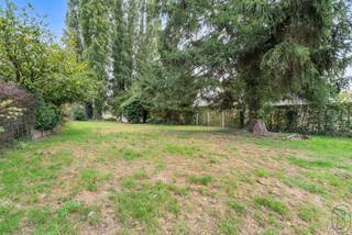 Fermette gelegen aan de rand van Ronse.Indeling : hall, wc, bureau, leefruimte-eetplaats met open haard, keuken, wasruimte-douche, dubbele...