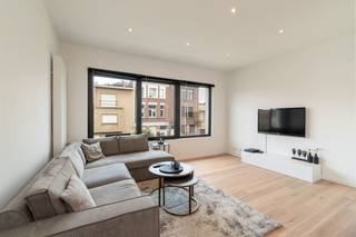 <p><span>Quiet living in a coveted neighborhood<br /><br />In</span><span> the </span><span>Joris Helleputtestraat</span><span>, a quiet one-way street with charming homes and front gardens, you will find this </span><span>completely renovated apartment on the second floor</span><span>. </span><span> The location is particularly pleasant: residential and green, with the </span><span>Te Boelaer Park</span><span> and the </span><span>Boekenberg Park</span><span> within walking distance. Stores, restaurants, public transportation, Velo‑station and easy connections towards the Ring and Singel make this an extremely practical location.<br /><br /></span></p><p><span>Light, space and a timeless finish<br />The</span><span> living space is the heart of the apartment and enjoys </span><span>exceptional light</span><span> thanks to the large windows. The full parquet floor and neutral finishes create a warm, peaceful atmosphere. There is ample space for both a cozy sitting area and a dining area, with different layouts possible depending on your living style or season.</span></p><p><span>Adjacent is the </span><span>fully installed kitchen</span><span>, practically furnished and finished with a low-maintenance tiled floor. It is equipped with fridge, freezer, dishwasher, ceramic hob, extractor hood, combi‑oven and sink. Handleless customization in black and warm wood creates a sleek and contemporary look. The breakfast nook at the kitchen counter is a nice touch.<br /><br /></span></p><p><span>Two quiet bedrooms and terrace<br />The</span><span> two bedrooms are located at the rear of the building and enjoy </span><span>tranquility and green views</span><span>. </span><span> The smaller bedroom gives access to the </span><span>southeast-facing terrace</span><span>, a nice place to ’enjoy the sun</span> in the morning<span>. Ideal for a first coffee or a quiet moment outside.<br /><br /></span></p><p><span>Bathroom, storage and extra comfort<br />The</span><span> bathroom is stylish and quality finished with tiles on floor and walls, black faucets and accessories, and features a </span><span>walk-in shower, sink with mirrored cabinet, toilet and towel radiator</span><span>. Adjacent to the bathroom is a practical storage room with condensing boiler and connection for washing machine.</span></p><p><span>Furthermore, the apartment has a </span><span>basement storage room</span><span> and a </span><span>bicycle storage room</span><span>. Parking is easy in the street.</span></p><p><span> </span></p>