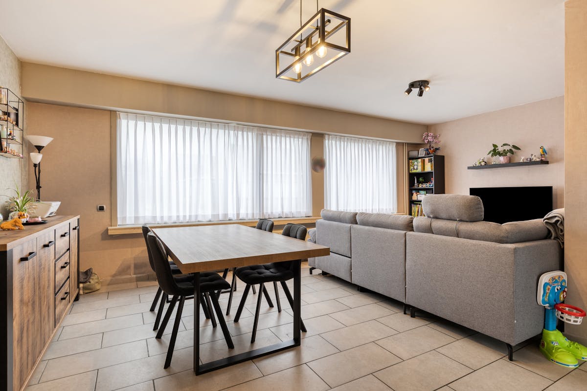 3-bedroom family home with spacious garage in a prime location - photo 5