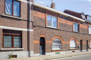 <strong>Gezellige en rustgevende woning met 2 slaapkamers (tot 4 mogelijk) en zeer aangename tuin. De verkoop is inclusief de volledige inboedel! EPC label E - Elektriciteit conform.</strong><br /><br />Bent u op zoek naar een gezinswoning op een uitstekende locatie? Dan is deze recent gerenoveerde woning met een bewoonbare oppervlakte van 180 m² zeker een bezoek waard.<br /><br />De woning verwelkomt u met een inkomhal, een lichtrijke en gezellige leefruimte, een functionele keuken, wasplaats en apart toilet. Op de eerste verdieping bevinden zich twee slaapkamers en een badkamer. Vervolgens kan de zolderverdieping nog ingericht worden met nog twee extra slaapkamers. Daarnaast beschikt de woning over een praktische kelder.<br /><br />Buiten geniet u van een ruime, natuurlijke tuin waar u de hele dag van de zon kunt genieten.<br /><br />De verkoop is inclusief de volledige inboedel binnen in de woning. Ter verduidelijking: de oude meubels en materialen die zich momenteel buiten bevinden, worden niet door de verkoper opgeruimd of weggegooid. Het pand wordt verkocht in de huidige staat.<br /><br />De ligging is een absolute troef, met een vlotte verbinding naar de E40 en op korte afstand van scholen, winkels, het station en tal van andere voorzieningen.<br /><br />Interesse? Mail naar laurens@immogve.be of bel naar 0496 07 89 48.