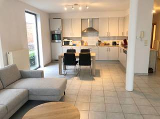 Appartement met drie slaapkamers en tuin te Oudenaarde.Het appartement is als volgt ingedeeld: inkomhal, lichtrijke leefruimte met open geïnstalleerde keuken, nachthal, drie slaapkamers en twee badkamers.Er is een zonnige tuin bij om in te vertoeven.Het appartement beschikt ook over een gesloten garage.Contacteer Anouk voor bezoek of meer info 0476635628 / anouk@pattymo.be
