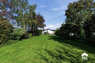 <p><strong>Ontdek deze alleenstaande gelijkvloerse woning op een oppervlakte van maar liefst 1.247 m² , gelegen in een uiterst rustige en residentiële buurt in Ieper, op wandelafstand van het station, de Grote Markt en diverse scholen.</strong></p><p>Bij het betreden van de woning komt u terecht in een <strong>ruime inkomhal met vestiaire en gastentoilet</strong>. De lichtrijke woonkamer met <strong>grote raampartijen</strong> biedt een prachtig, open zicht op de uitzonderlijk uitgestrekte tuin en vormt het hart van de woning. Aansluitend bevindt zich de functionele, basis uitgeruste keuken, voorzien van een elektrisch fornuis, vaatwasser, ingemaakte kasten en een gezellige ontbijthoek.</p><p>De woning beschikt over <strong>vier volwaardige slaapkamers</strong> en een badkamer uitgerust met een ligbad en dubbele wastafel.</p><p>De <strong>inpandige garage</strong> is voorzien van een sectionale poort, een technische ruimte en biedt directe toegang tot de tuin. Daarnaast is de woning volledig onderkelderd, wat een bijzonder grote troef vormt en tal van extra mogelijkheden biedt (opslag, hobbyruimte, …).</p><p>Buiten geniet u van een <strong>zeer verzorgde, uitzonderlijk ruime en zongerichte tuin </strong>die rondom de woning toegankelijk is – een ideale plek om in alle rust te ontspannen.</p><p>Kortom, een unieke kans voor wie op zoek is naar ruimte, comfort en een topligging in Ieper.</p>