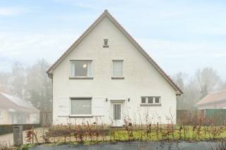<p>Te koop: ruime open bebouwing in Sint-Niklaas, gelegen aan de Hoge Heerweg op de stadsrand, met een prachtige tuin van 700 m².<br />Deze woning uit 1950 combineert een uitstekende locatie met veel binnenruimte en een zeer mooie tuin. Gelegen nabij invalswegen en in een residentiële omgeving, biedt dit huis een ideale balans tussen rust en bereikbaarheid. De royale leefruimtes en de grote tuin maken het perfect voor gezinnen die op zoek zijn naar comfort en buitenruimte.</p>

<p>Belangrijkste ruimtes:<br />• Ruime living (71 m²) met inbouwcassette en veel lichtinval<br />• Volledig ingerichte keuken met inductiekookplaat, combi-oven, vaatwasser, koelkast en ingemaakte kasten<br />• Polyvalente ruimte (15 m²) voor hobby of bureau<br />• Badkamer (9 m²) met inloopdouche, dubbel wastafelmeubel en toilet<br />• 3 slaapkamers (12 m², 14 m², 15 m²)<br />• Berging met aansluitingen voor wasmachine en droogkast<br />• Deels onderkelderd<br />• Zolder (23 m²) bereikbaar via vaste trap<br />• Tuin van 700 m², ideaal voor ontspanning en spel</p>

<p>Troeven:<br />• Goede locatie nabij invalswegen en voorzieningen<br />• Ruime woning met royale leefruimtes<br />• Zeer mooie en grote tuin van 700 m²</p>

<p>Neem vandaag nog contact op voor een bezoek.<br />JOUW DROOMHUIS. ZO GEVONDEN!</p>
