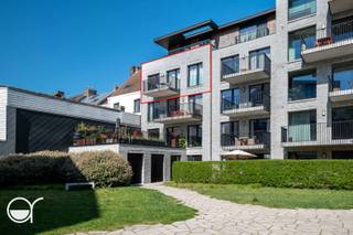 Dit stijlvolle appartement, gebouwd in 2019, bevindt zich op de derde verdieping van residentie Bords de Lys. Met een bewoonbare oppervlakte van 109 m² combineert het hedendaags comfort met een hoogwaardige afwerking en een doordachte indeling.<br />Via de inkomhal bereikt u de lichtrijke leefruimte met open keuken. De moderne keuken is volledig uitgerust met kwalitatieve Miele-toestellen, waaronder een oven, microgolfoven, vaatwasser, koelkast, diepvries, kookplaat en dampkap. Vanuit de leefruimte heeft u toegang tot het zonnige terras van 7 m², met aangenaam zicht op de binnentuin en zijdelings waterzicht. De leefruimte kan bovendien afgesloten worden met een stijlvolle glazen deur.<br />In de hal bevinden zich verder een gastentoilet en een praktische berging. De aansluitingen voor wasmachine en droogkast zijn discreet en netjes weggewerkt.<br />Via dezelfde hal bereikt u de drie slaapkamers. Twee slaapkamers hebben een oppervlakte van 10,8 m², de derde kamer is compacter en ideaal als kinderkamer, bureau of dressing. De grootste kamers zijn voorzien van ingemaakte kasten. Eén van de slaapkamers biedt directe toegang tot de badkamer, uitgerust met een ligbad met douchescherm, een dubbele lavabo en een toilet. Daarnaast is er nog een aparte douchekamer met inloopdouche en dubbele lavabo.<br />Ondergronds is een privatieve staanplaats beschikbaar, aan te kopen voor €35.000. De kelderberging is inbegrepen in de vraagprijs.<br /><br />Dit instapklare appartement is de ideale keuze voor wie op zoek is naar een recente, energiezuinige en kwalitatief afgewerkte woonst op een aantrekkelijke locatie.<br />Voor meer informatie of een bezoek, raadpleeg: https://ham47b301.rosseel.be/<br />Bij meerdere biedingen aan de vraagprijs behoudt de eigenaar zich het recht voor om de verkoopprocedure verder te zetten via een gesloten biedingssysteem.